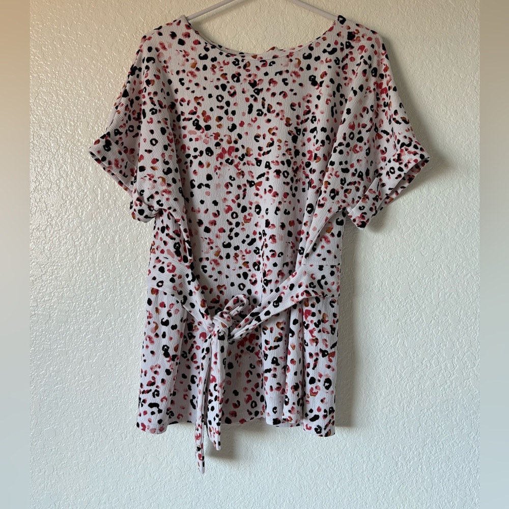 Dana Buchman Leopard Print Belted Blouse
Large Short Sleeve Plisse Tie Waist Top